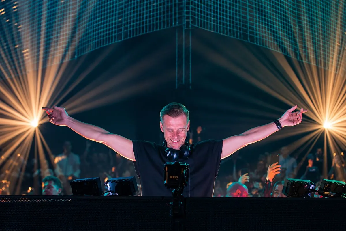Armin van Buuren durante una presentación de música trance, reconocido como el DJ de trance número uno en el Top 100 DJs 2026.