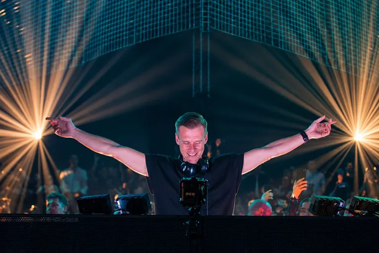 Armin van Buuren durante una presentación de música trance, reconocido como el DJ de trance número uno en el Top 100 DJs 2026.