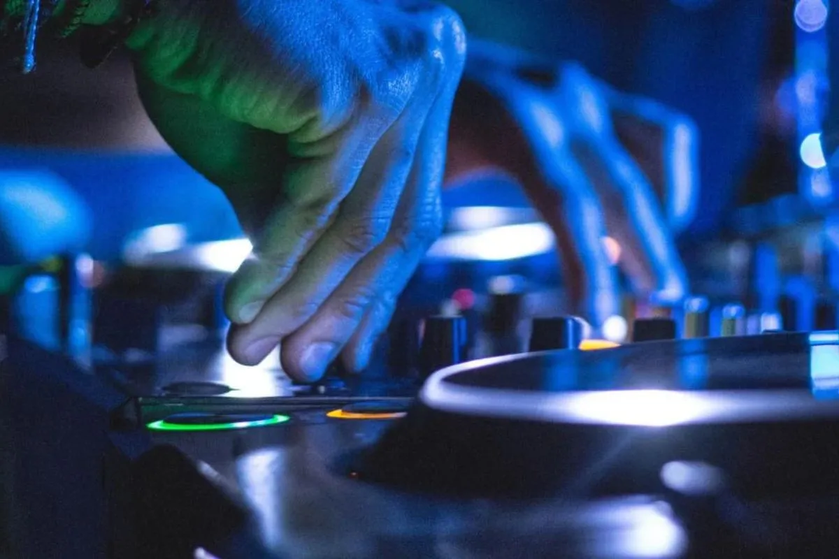 DJ, Mixer. Mixing