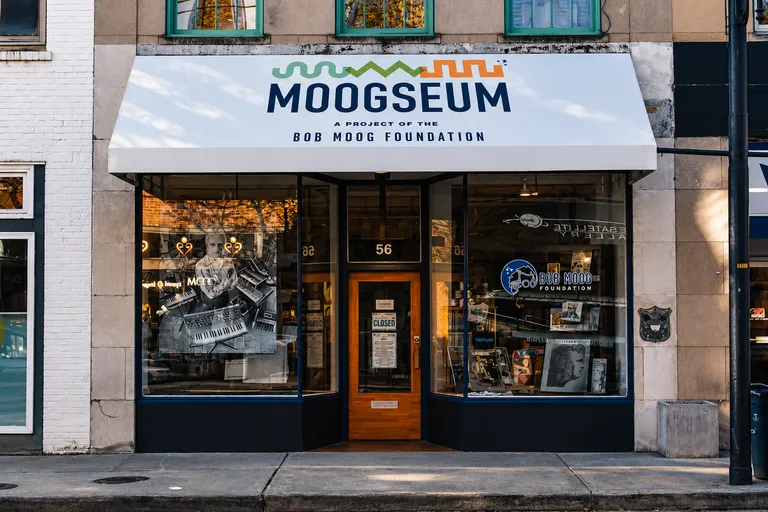Fotografía del Moogseum para relacionar la recaudación con su propósito cultural.