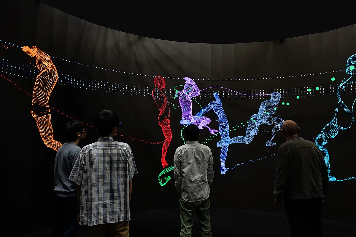 Experiencia inmersiva de 2026 que combina seguimiento corporal, movimiento y sonido espacial.