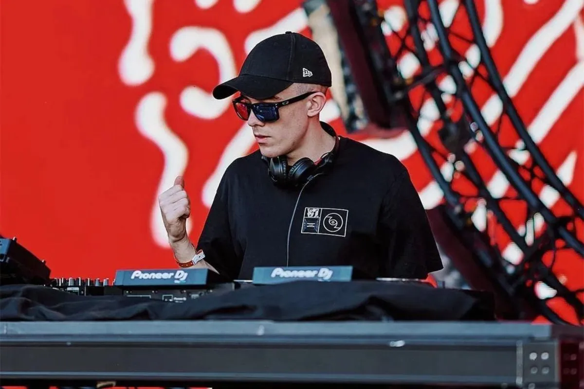 Massano durante una presentación de melodic techno