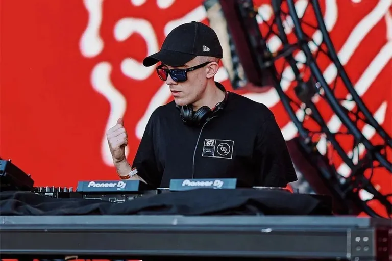 Massano durante una presentación de melodic techno