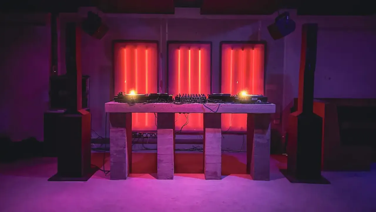 Renae, DJ, venue