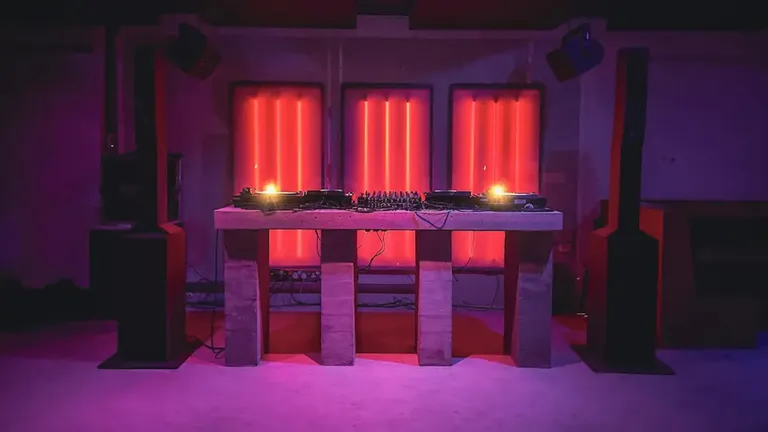 Renae, DJ, venue