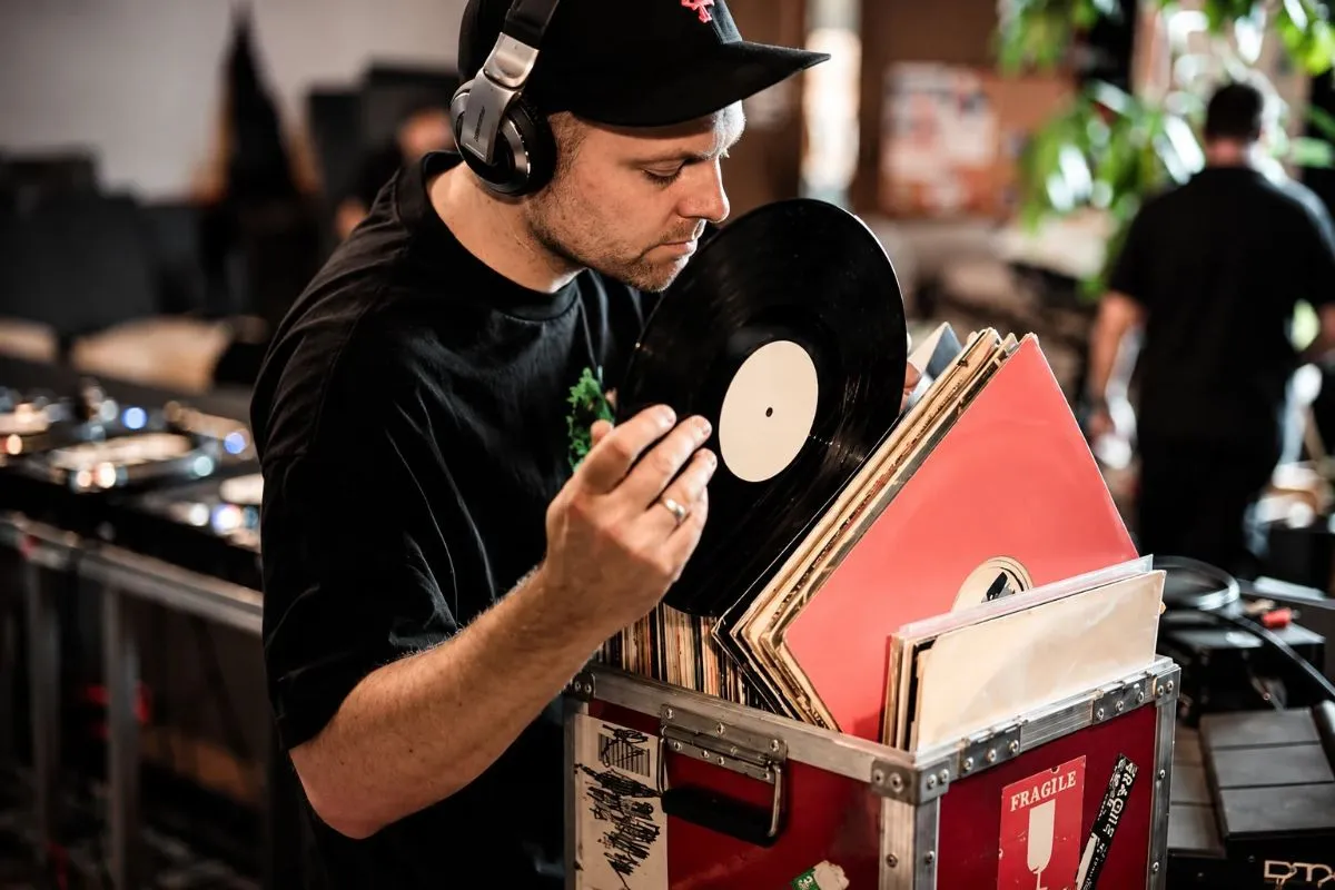 DJ seleccionando discos de vinilo