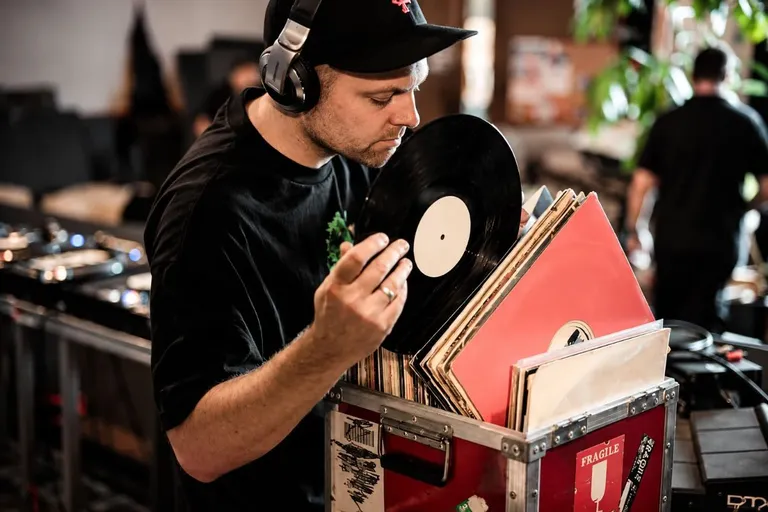 DJ seleccionando discos de vinilo
